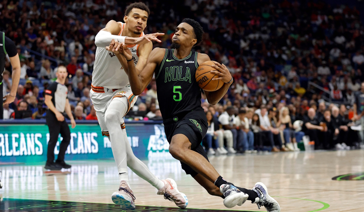 Victor Wembanyama dari San Antonio Spurs dan Herbert Jones dari New Orleans Pelicans