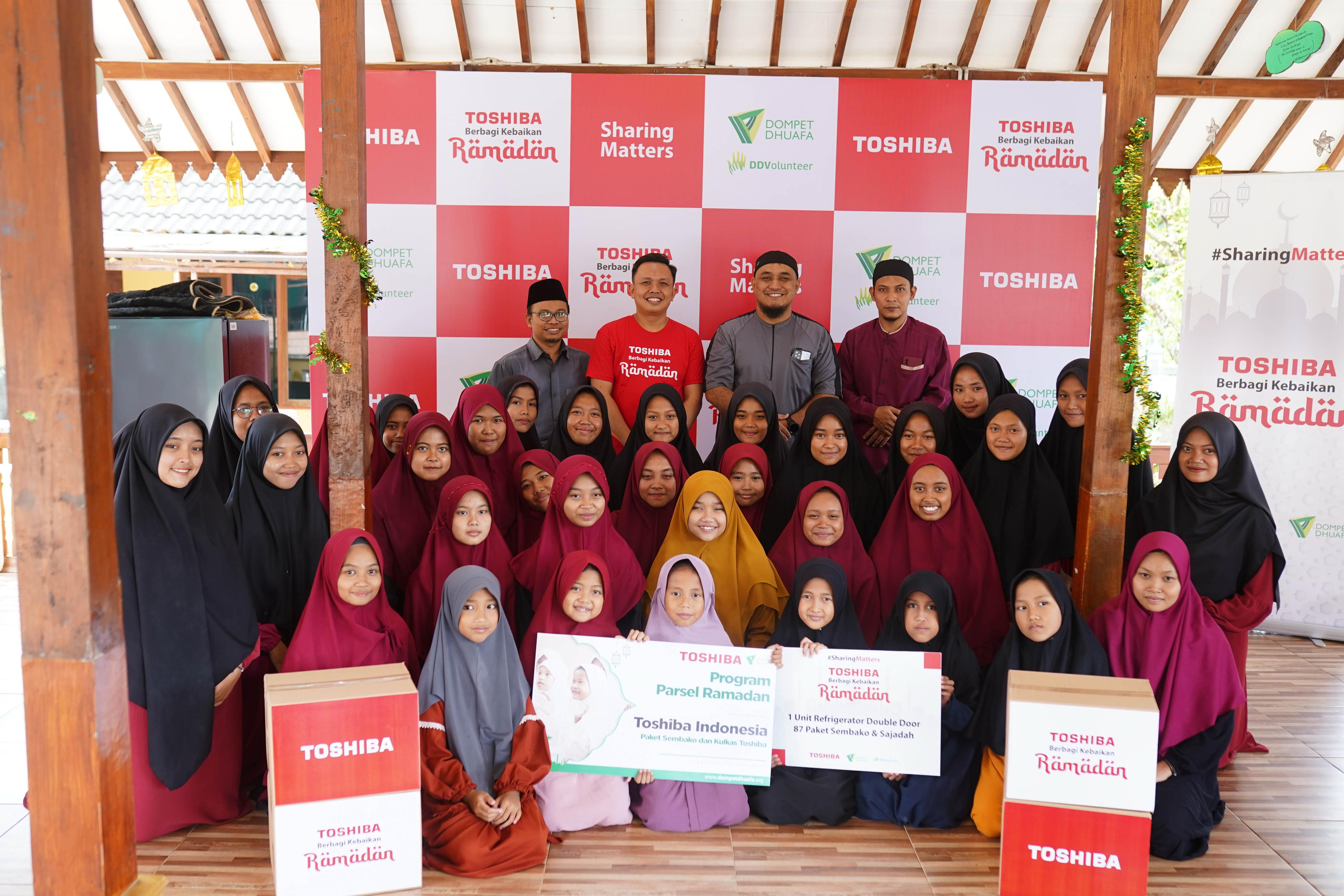 Selain mendistribusikan paket sembako dan perlengkapan salat, Toshiba juga akan menyumbangkan kulkas ke panti asuhan