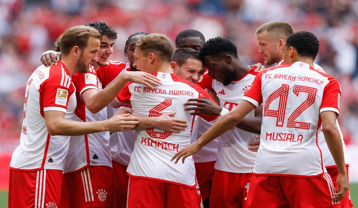 Para pemain Bayern Muenchen melakukan selebrasi usai mencetak gol ke gawang Cologne di laga Bundesliga.