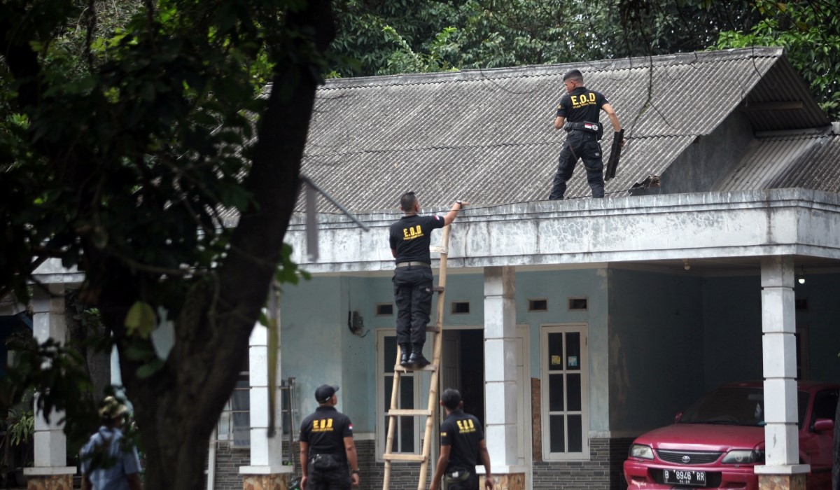 Petugas penjinak bahan peledak Denzipur 3 Kodam Jaya menyisir daerah rumah warga terdampak kebakaran ledakan Gudang Amunisi Kodam Jaya 