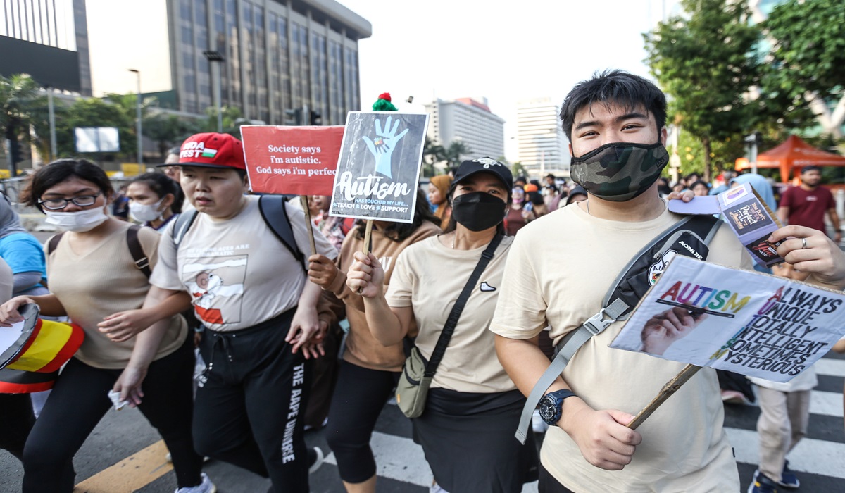 Sejumlah anak Autism mengikuti Walk for Autism di kawasan Sarinah, Jakarta, Minggu (23/7/2023).