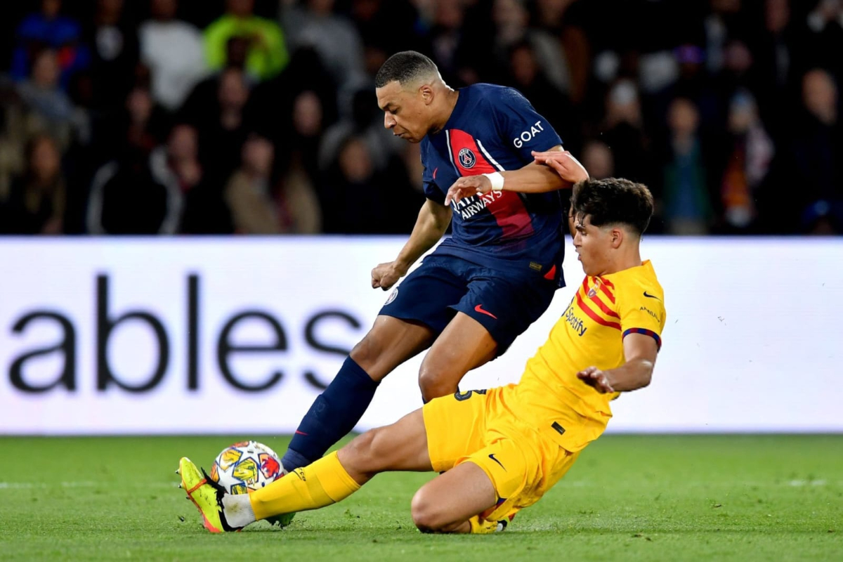 Bek FC Barcelona, Pau Cubarasi berhasil menahan striker PSG Kylian Mbappe dalam pertandingan perempat final Liga Champions