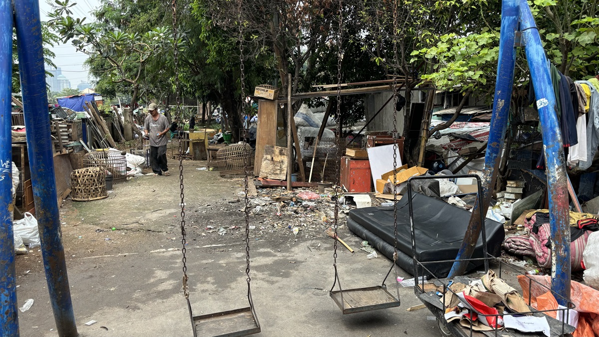 Taman Jati Pinggir di Tanah Abang, Jakarta Pusat, kondisinya memprihatinkan. Fasilitas taman rusak dan beralih fungsi menjadi lapak pedagang