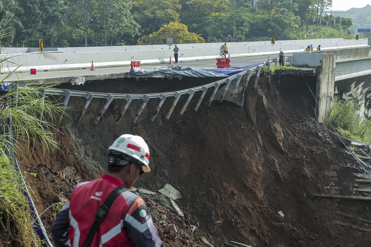 Korlantas mengeluarkan kendaraan yang melitas Tol Bocimi dari Jakarta-Sukabumi di Tol Cigombong. 