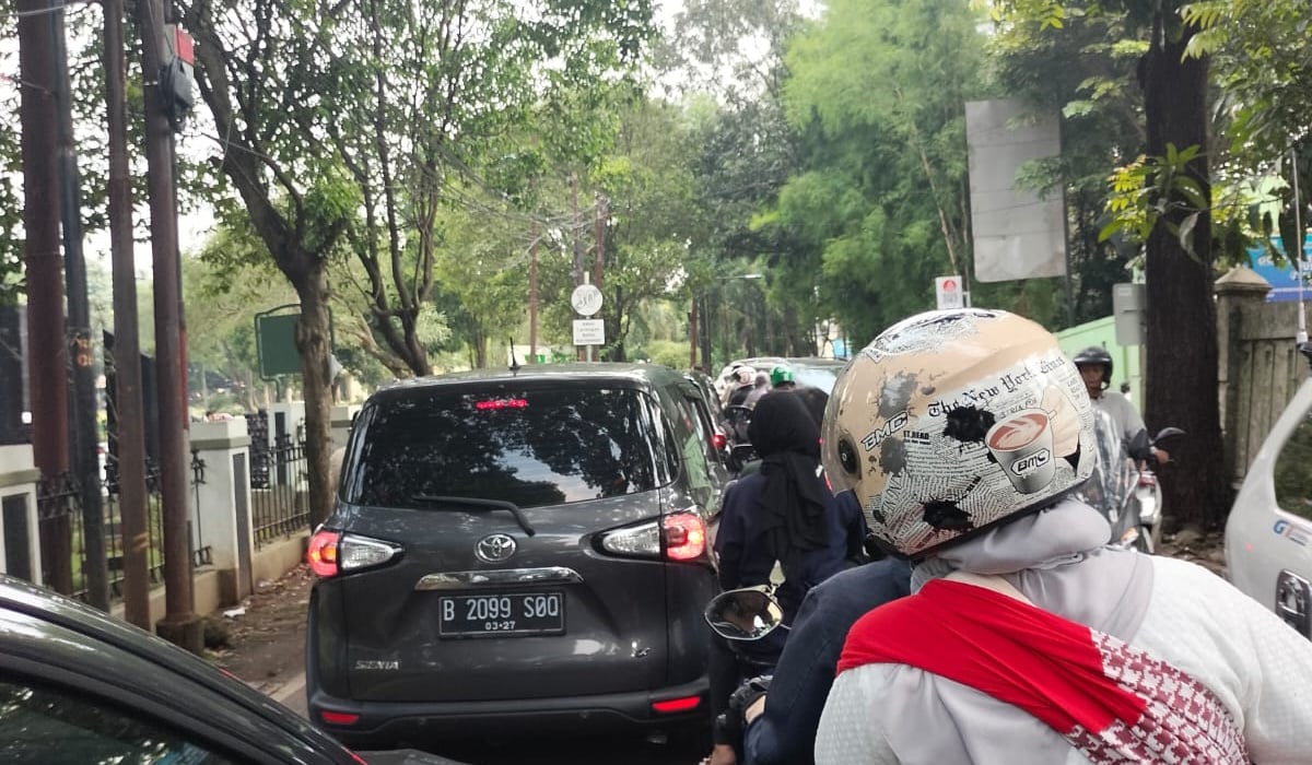 Macet di TPU Pondok Rangon