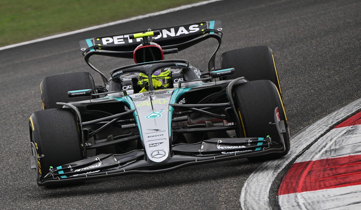 Pembalap Mercedes Lewis Hamilton