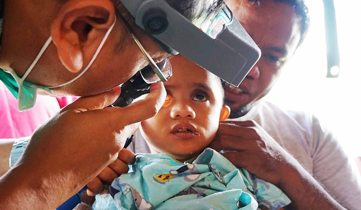 Tim medis memeriksa kondisi mata calon pasien operasi katarak  di RSUD Namlea, Maluku. 