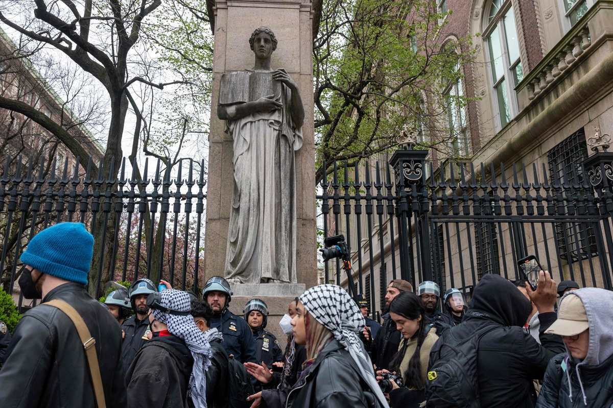 Protes pro-Palestina yang dipicu marahnya mahasiswa terhadap pejabat universitas dan penegak hukum telah mengakibatkan ketegangan
