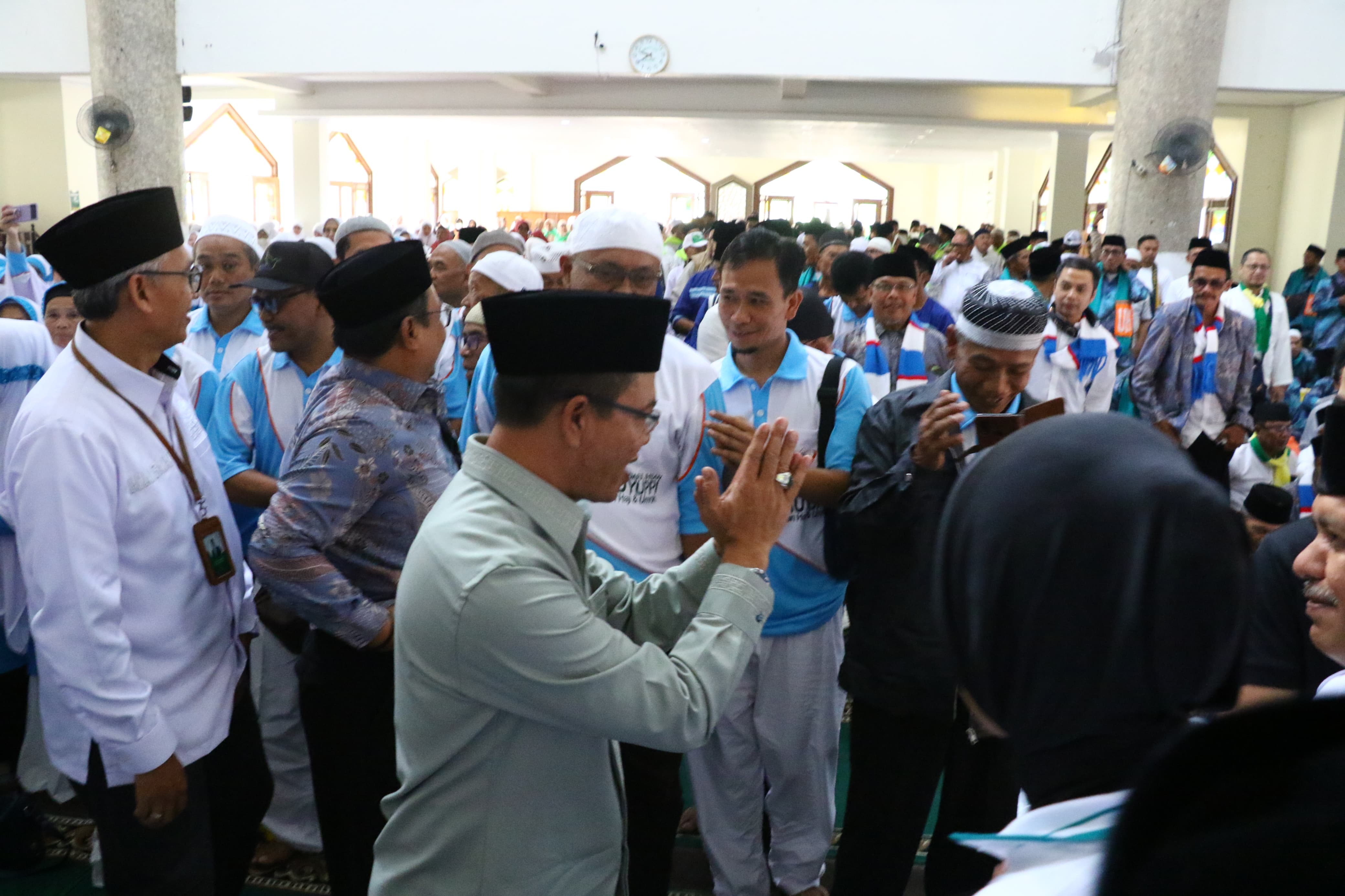 Bupati Bandung Dadang Supriatna menyalami para calon jemaah haji