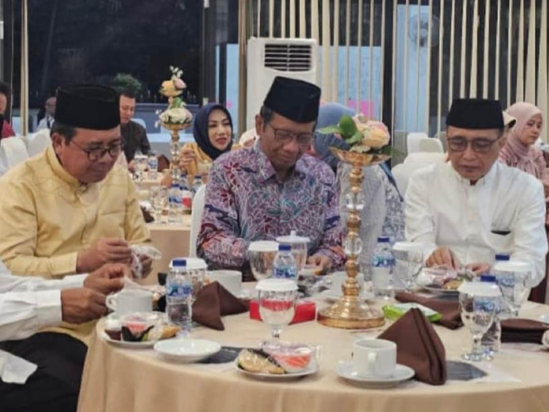 Cawapres nomor urut 3 Mahfud MD melaksanakan kegiatan buka puasa bersama