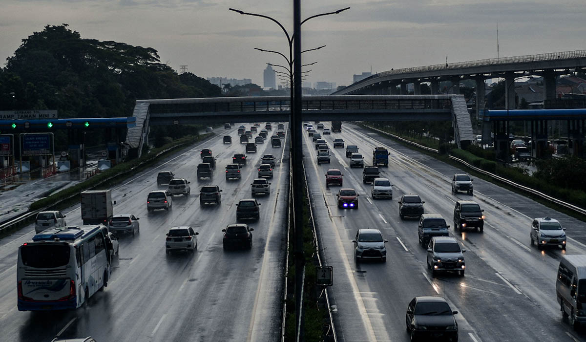 Kendaraan melintasi Tol Jagorawi kawasan Ciracas, Jakarta Timur. 