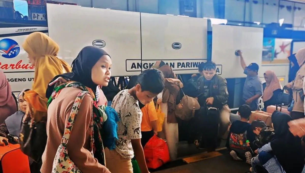 Pemudik tiba di Terminal Terpadu Pulogebang, Kecamatan, Cakung, Jakarta Timur, Minggu (14/4). 