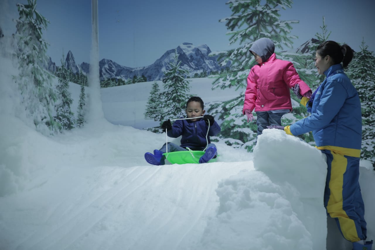 Seorang anak bermain di Frozenland yang berada di Trans Studio Mall Bandung