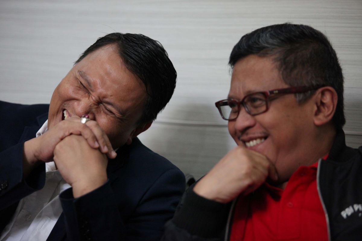 Sekjen PDIP Hasto Kristiyanto (kanan) berbincang dengan anggota DPR fraksi PKS Mardani Ali Sera.
