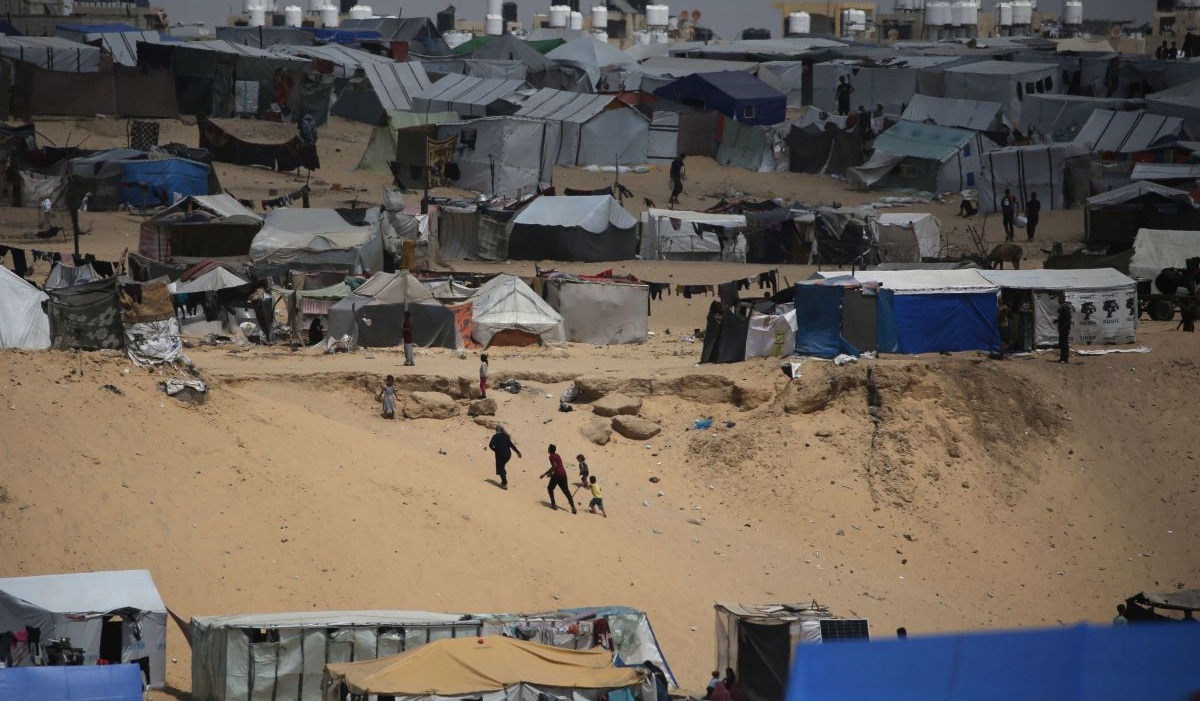 Warga Palestina berjalan di kamp pengungsi di Rafah di Jalur Gaza selatan dekat perbatasan dengan Mesir pada 28 April 2024.