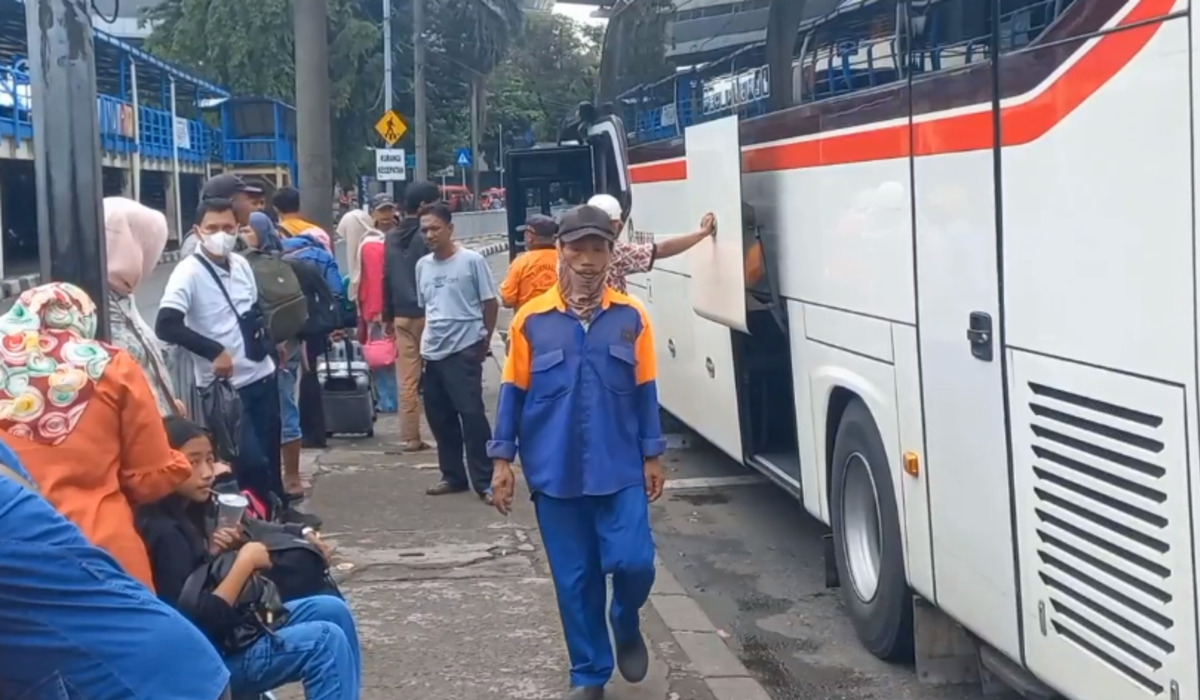 Suasana di Terminal Kampung Rambutan, di momen arus balik Lebaran 2024.