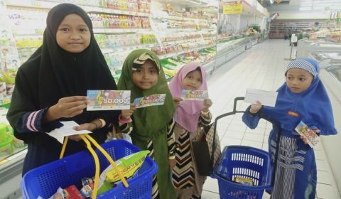 Anak-anak panti asuhan mendapatkan voucher untuk belanja di Palu Grand Mall.