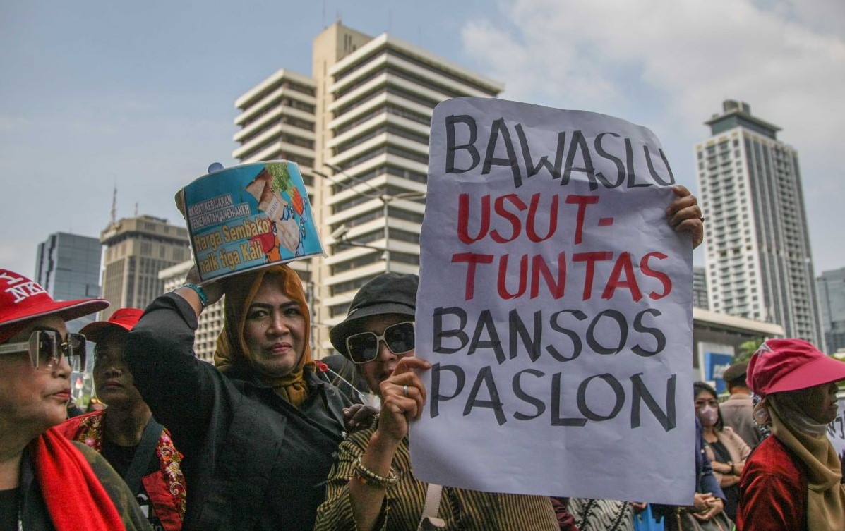 Massa aksi yang didominasi emak-emak dari Gerakan Keadilan Rakyat (GKR) berunjuk rasa di depan Gedung Bawaslu, Jakarta 