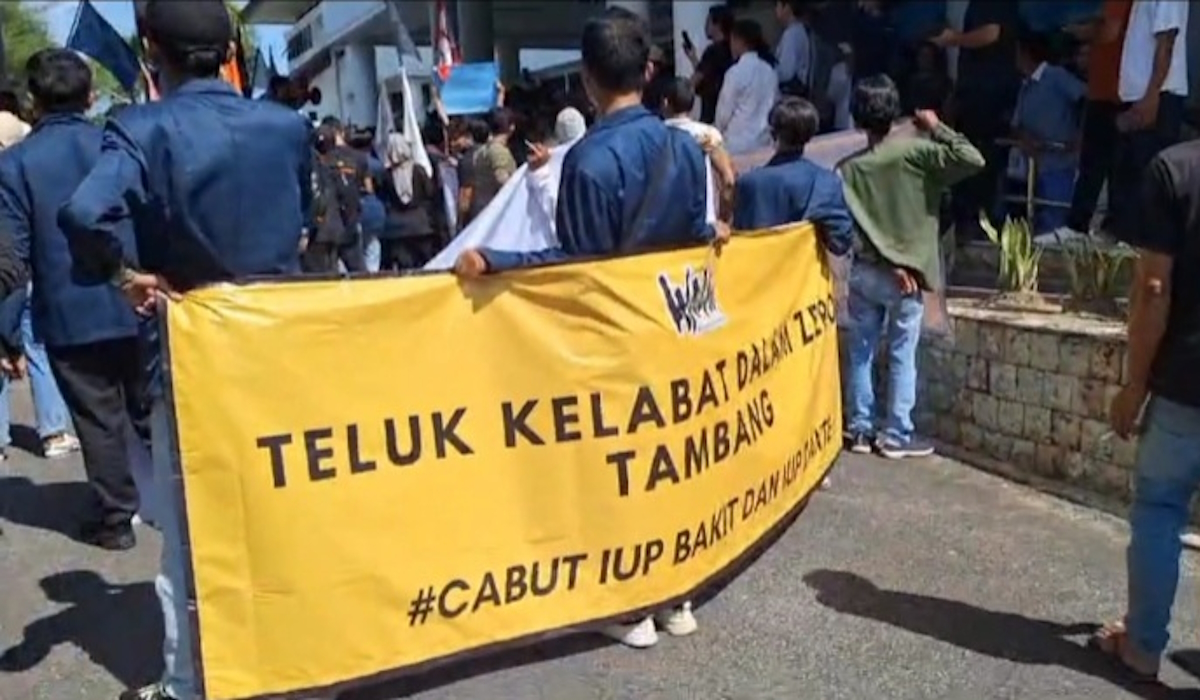 Walhi dan ratusan nelayan gelar aksi di Kantor Guberbur Babel terkait IUP dan Korupsi Tata Niaga Timah