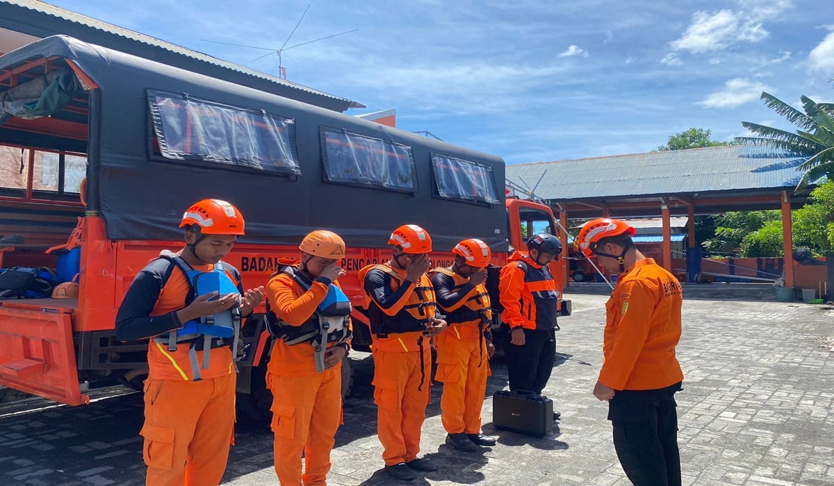 Tim SAR bersiap mencari warga Lewolema yang tenggelam di Panfai Rogan Flotim