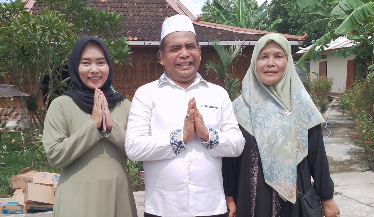 Ratusan warga datang ke open house Wamen Desa PDTT Paiman Raharjo di Rumah Kalimosodo, Desa Gemblegan, Klaten, pada hari kedua Idul Fitri