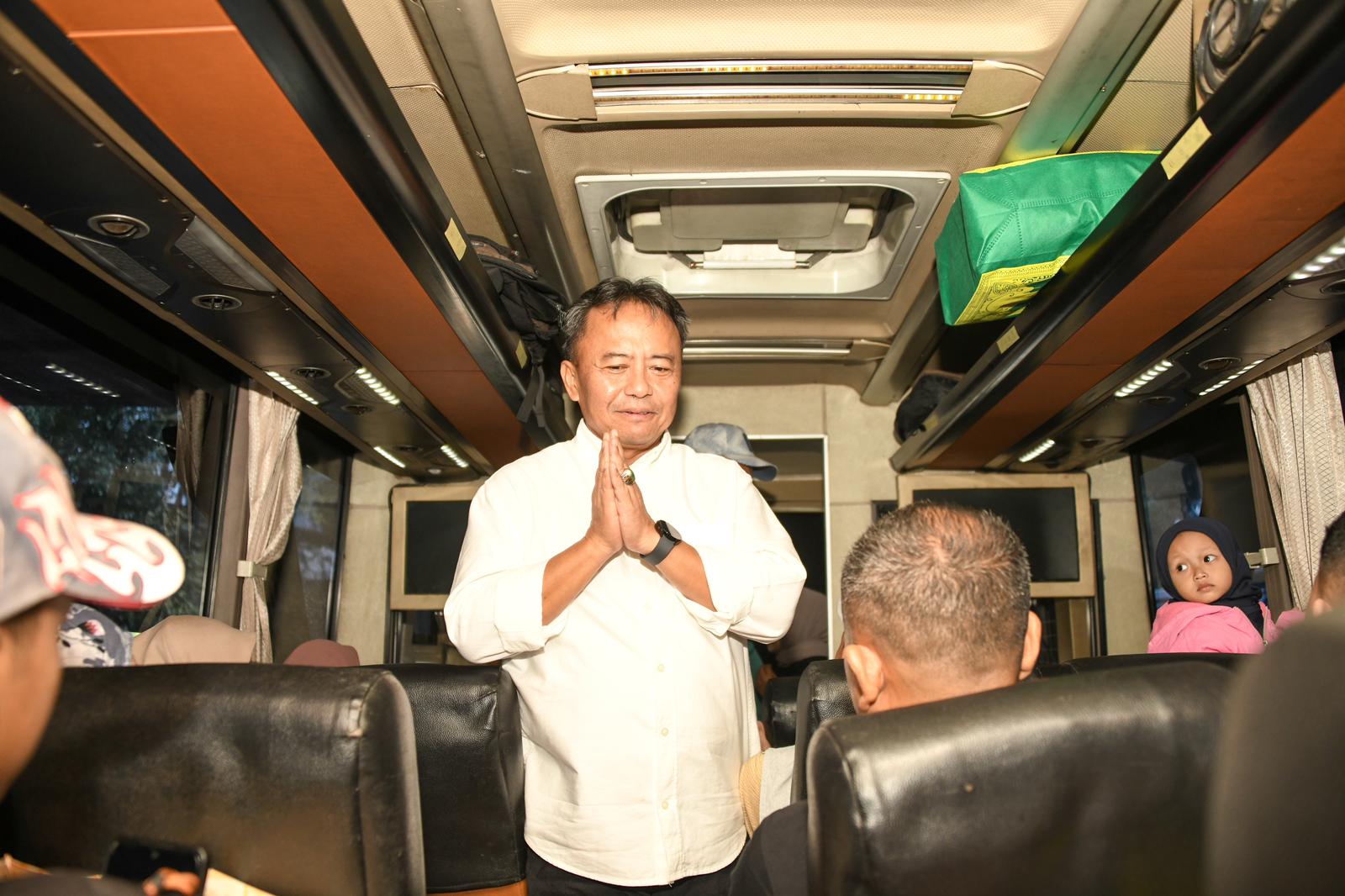 Sekretaris Daerah Jawa Barat Herman Suryatman saat melepas peserta mudik gratis 2024