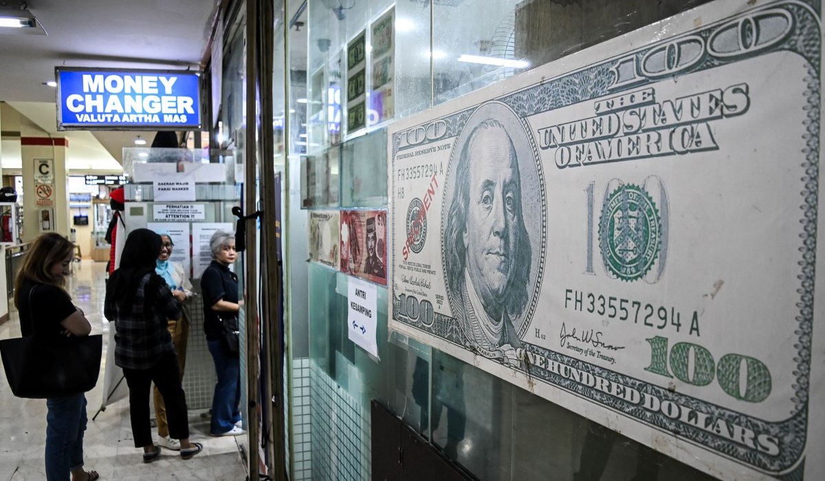 Sejumlah warga mengantre untuk menukarkan uang di salah satu gerai penukaran uang asing di Jakarta, Rabu (17/4/2024).