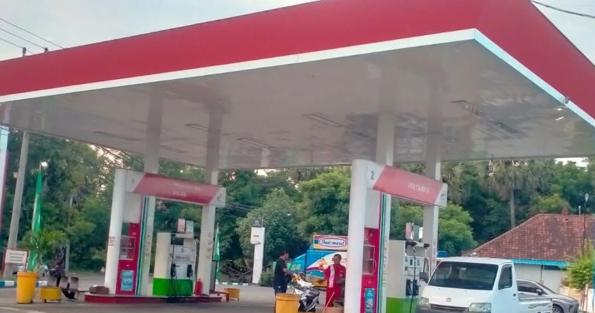 Konsumen membeli BBM di salah satu SPBU jalur mudik di Gilimanuk, Kabupaten Jembrana, Bali, Jumat (12/4). 