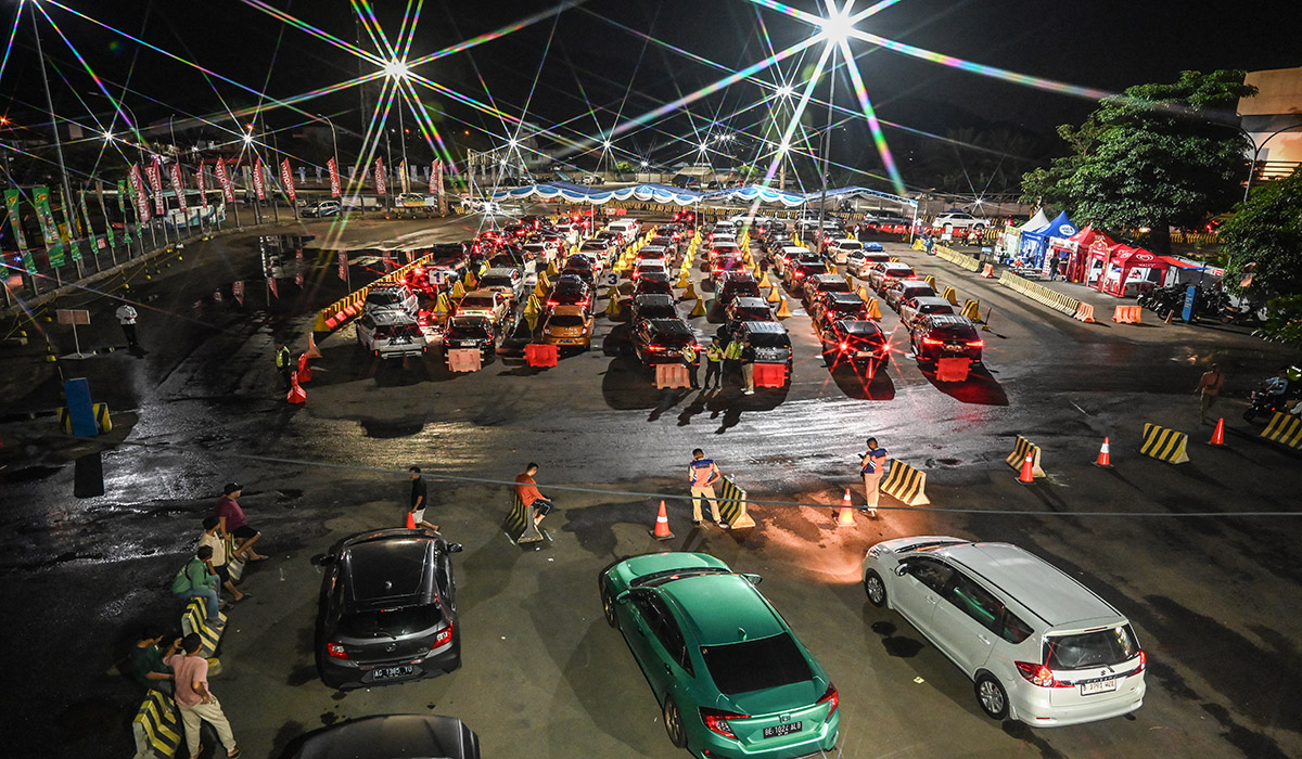 Sejumlah kendaraan calon pemudik menunggu antrean di Pelabuhan Merak, Cilegon, Banten, Jumat (5/4).