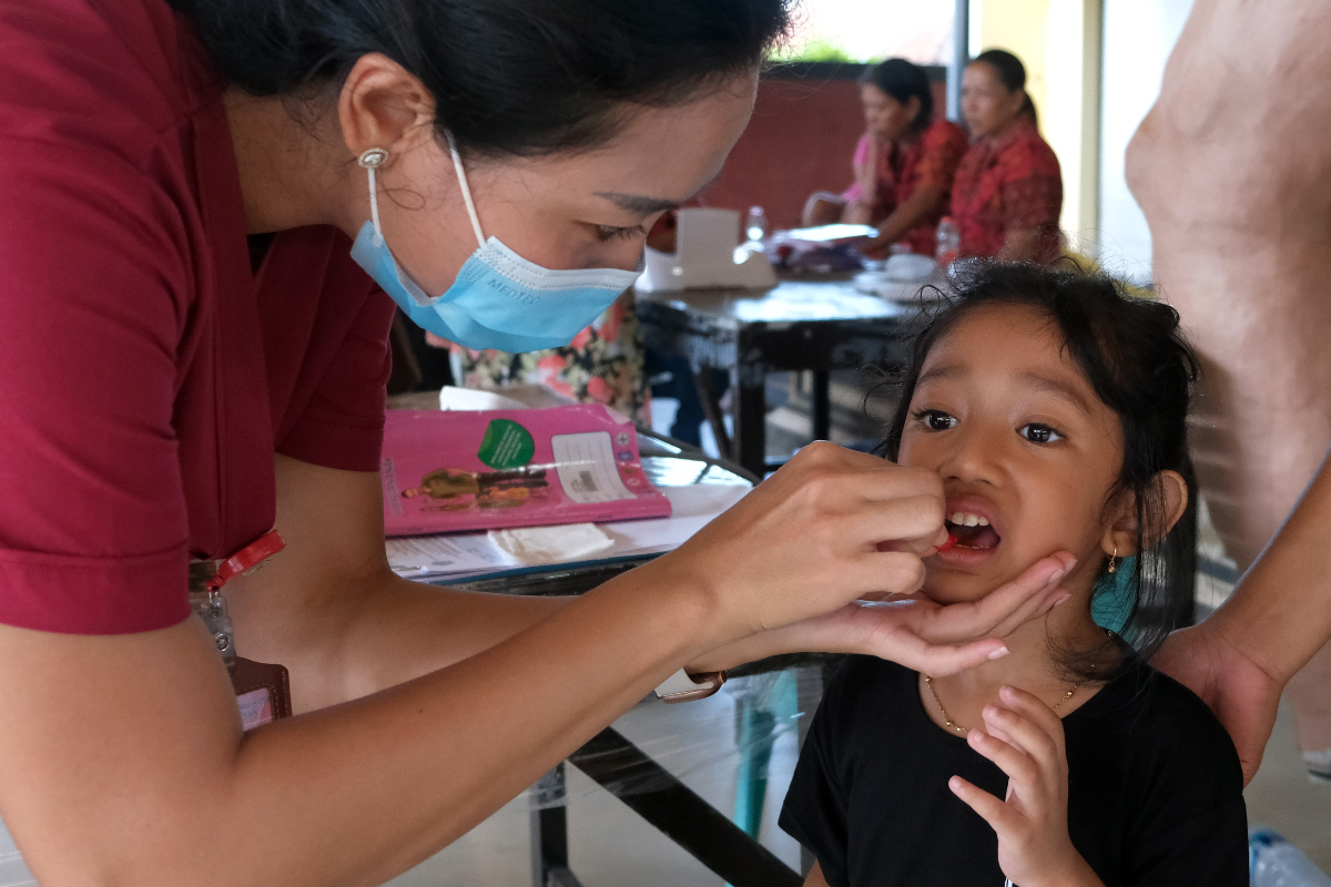 Dokter memberikan vitamin A kepada balita saat program posyandu bulan februari 2024 di Desa Serangan, Denpasar, Bali, Selasa (20/2/2024). Da