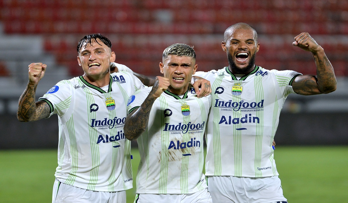 Pemain Persib Bandung melakukan selebrasi usai mencetak gol ke gawang lawan.