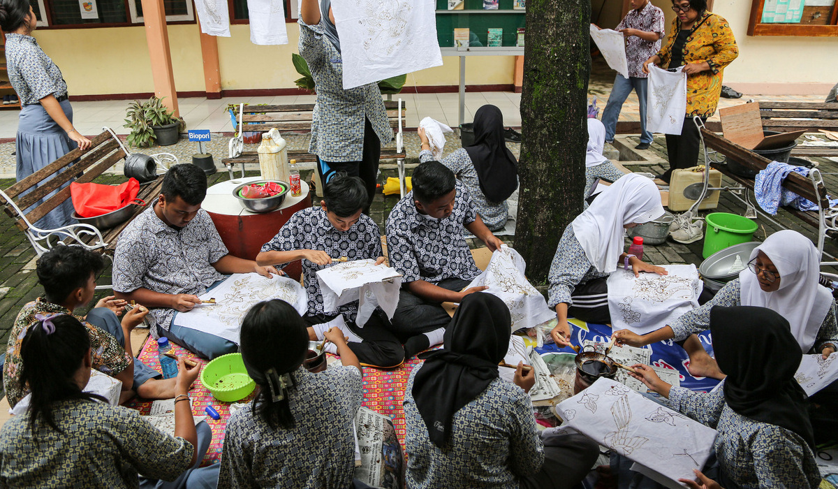 Sejumlah siswa belajar membatik di SMA Negeri 11, Semarang, sebagai bentuk kegiatan Kurikulum Merdeka Belajar.