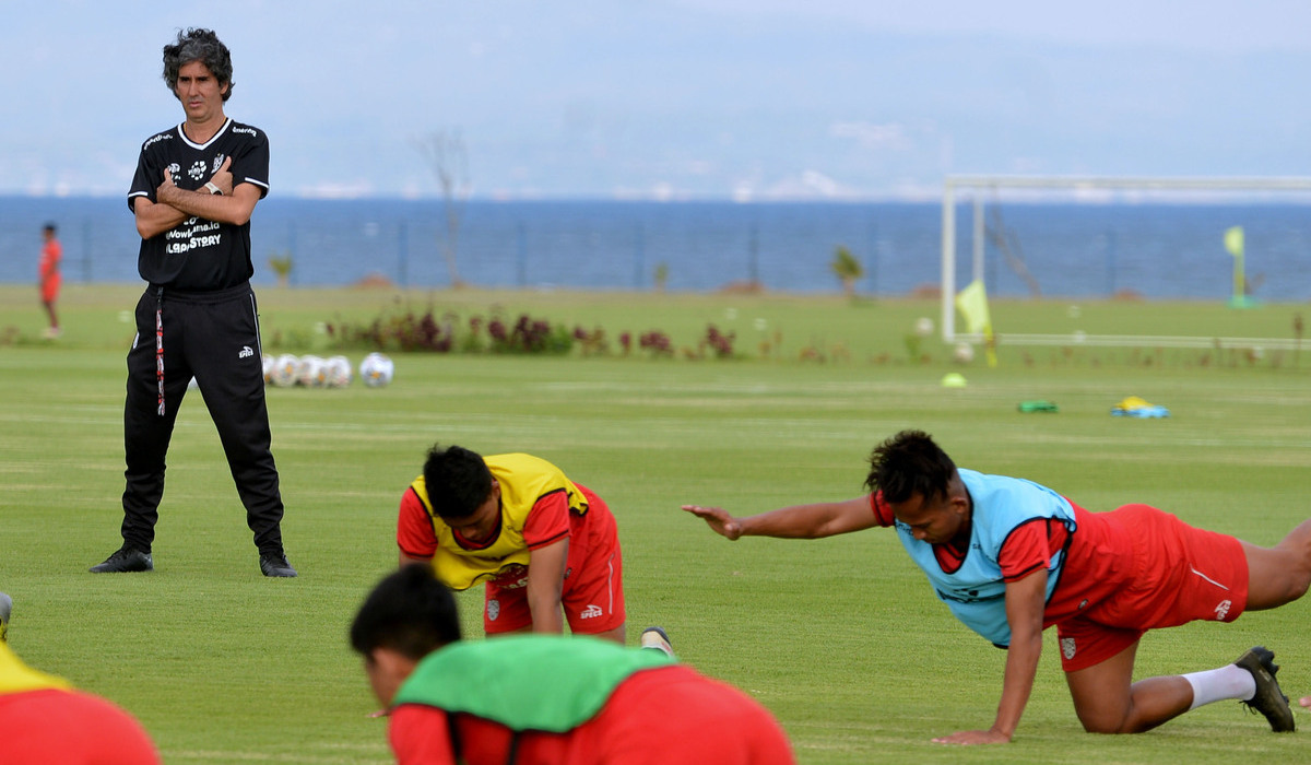 Pelatih Bali United, Stefano Cugurra (kiri).