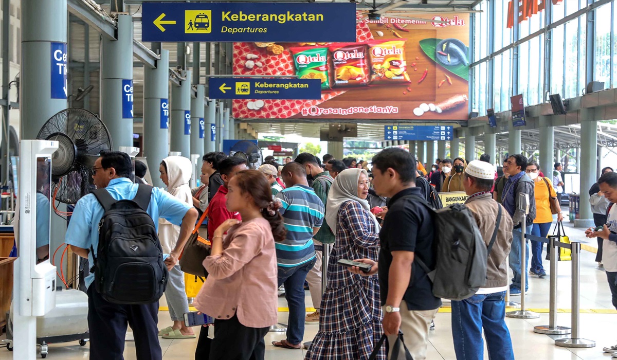 Ilustrasi--Para calon penumpang tengah antre memesan tiket kereta api di Stasiun Senen, Jakarta Pusat.