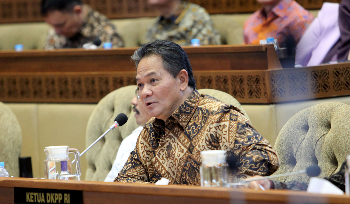 Ketua Dewan Kehormatan Penyelenggara Pemilu (DKPP) Heddy Lugito hadir dalam rapat kerja dengan Komisi II DPR RI