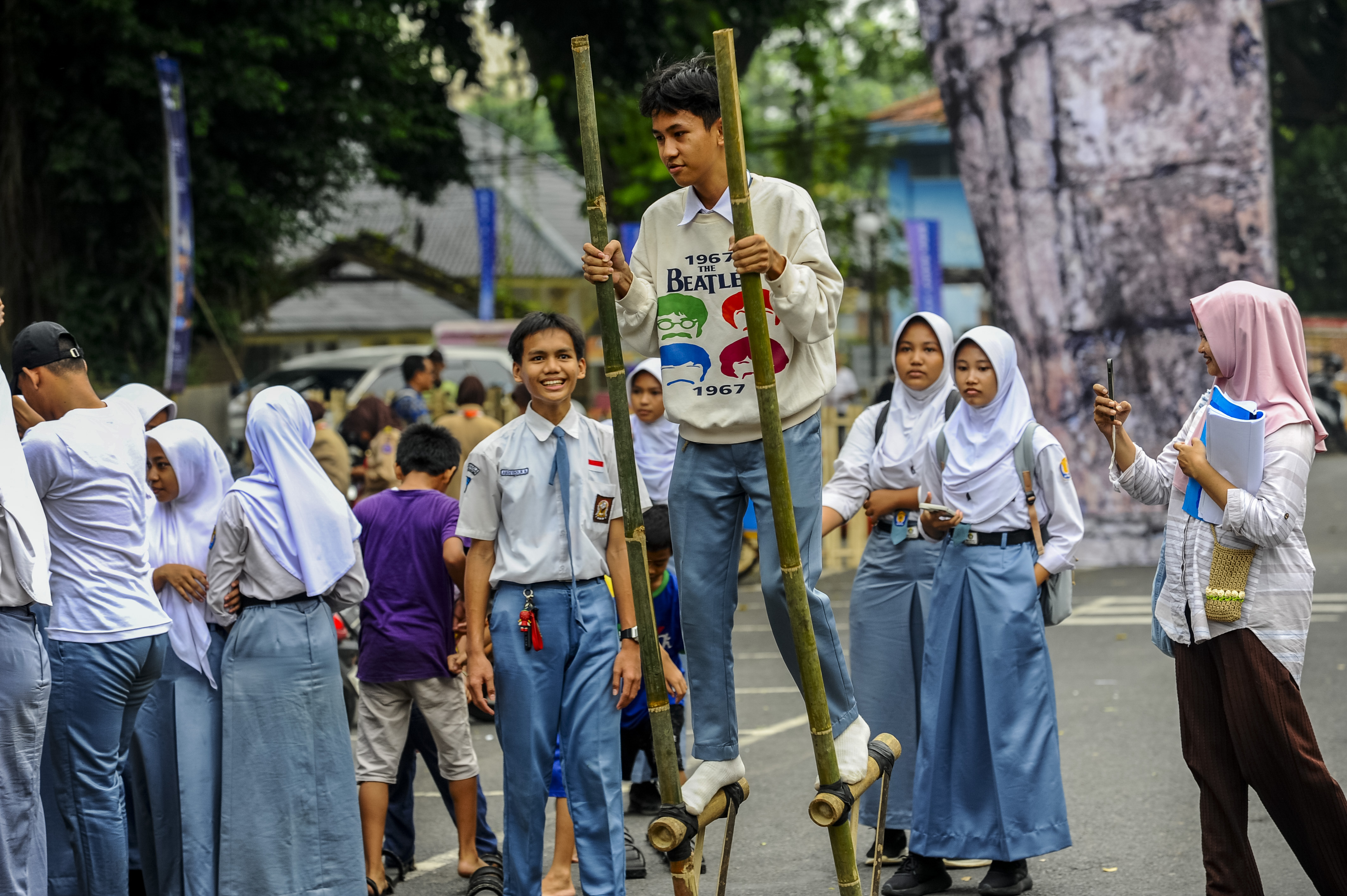 Sejumlah siswa sekolah bermain egrang di Rangkasbitung, Lebak, Banten
