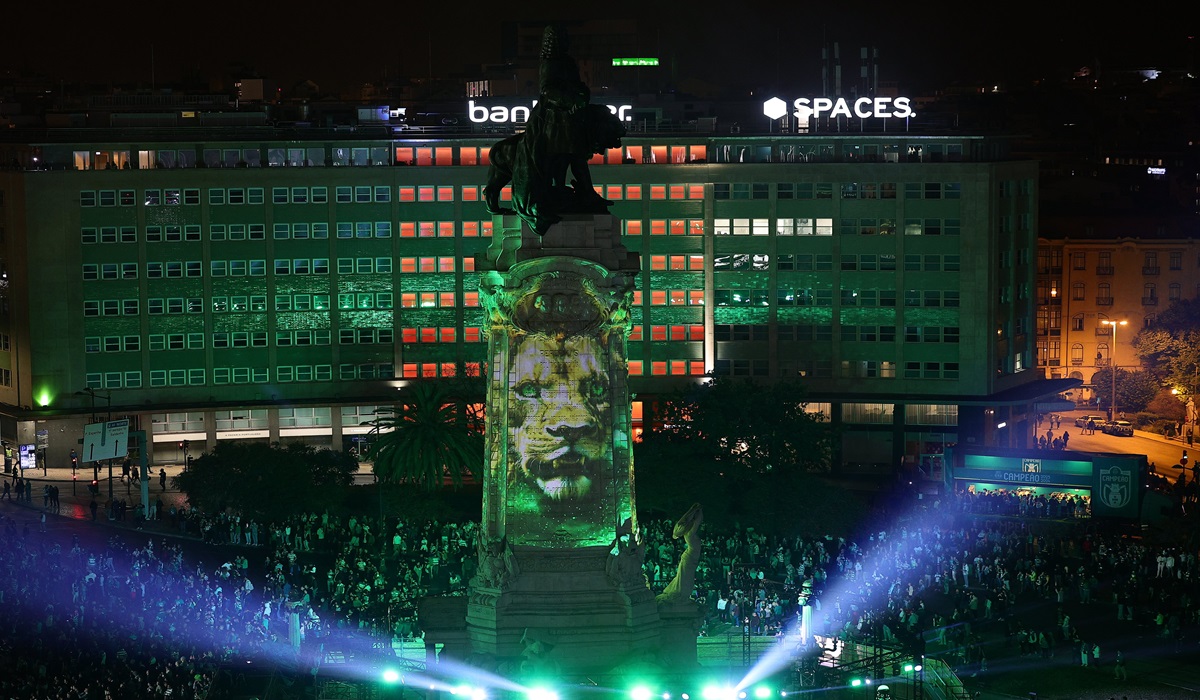 Para pendukung Sporting Lisbon melakukan selebrasi usai tim pujaan mereka dipastikan menjadi juara Liga Portugal.