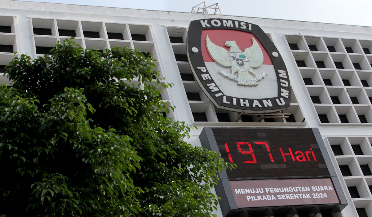 Papan elektronik berisi informasi hitung mundur pemungutan suara pilkada serentak 2024 di Gedung Komisi Pemilihan Umum (KPU)