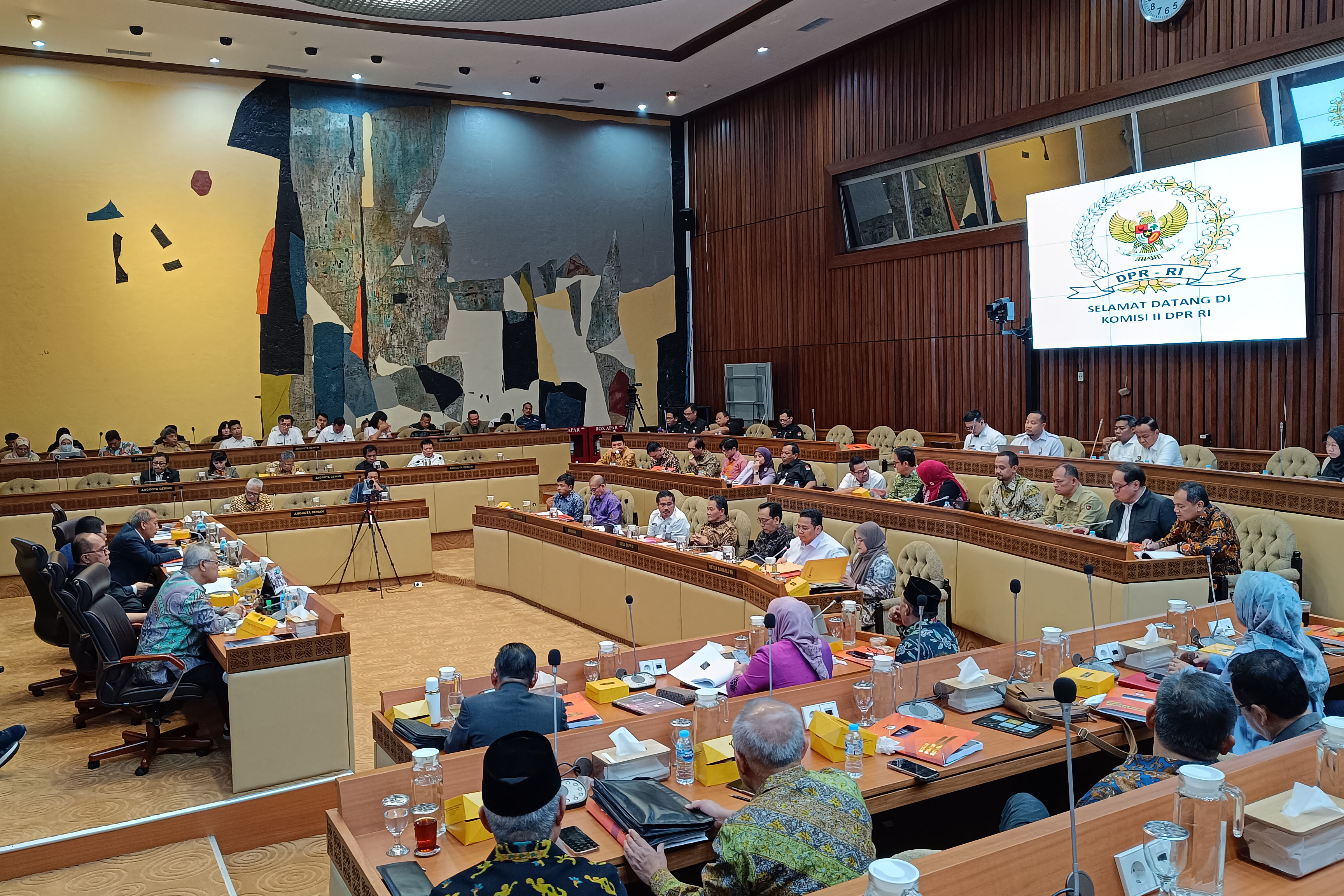 Suasana rapat kerja antara penyelenggara pemilu dengan Komisi II DPR di Gedung Nusantara, Kompleks Parlemen Senayan