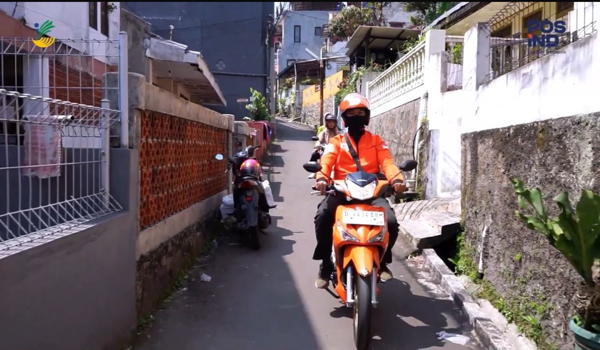 Petugas Pos Indonesia sedang bertugas