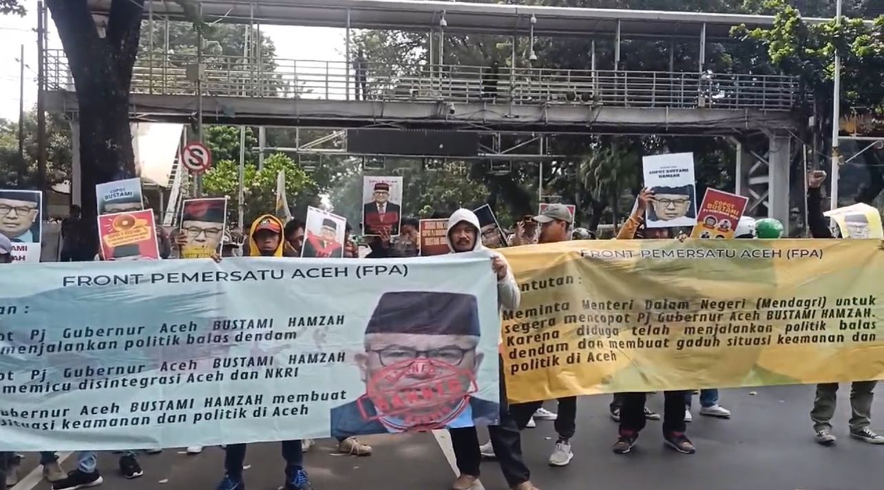 Mahasiswa melakukan aksi demonstrasi terkait kebijakan anggaran Pj Gubernur Aceh