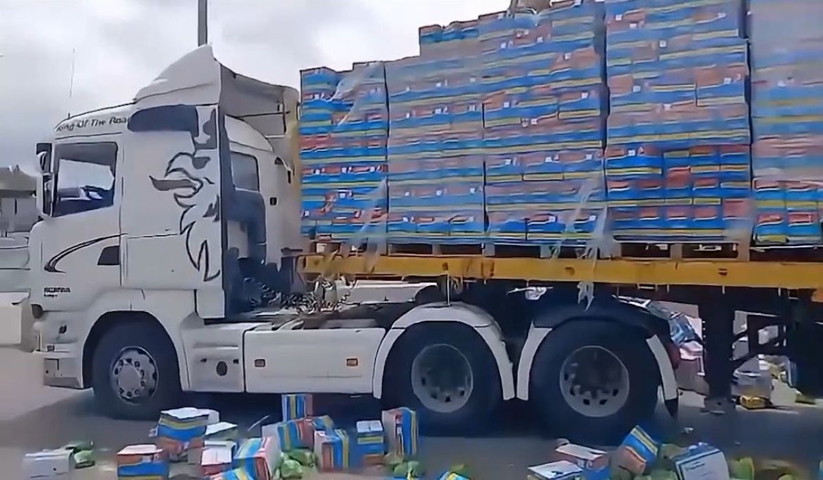 Truk yang mengangkut paket bantuan untuk warga Gaza dirusak dan dihancurkan warga Israel