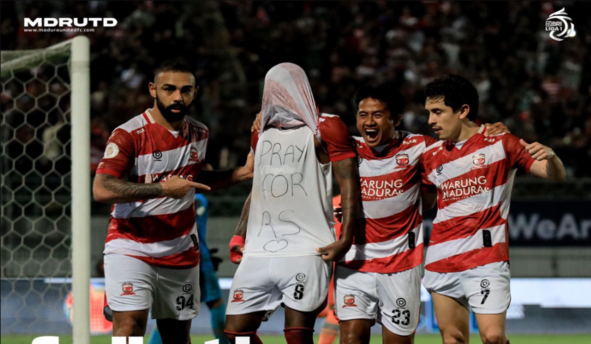 Para pemain Madura United melakukan selebrasi usai mencetak gol ke gawang Borneo FC di laga leg pertama semifinal Liga 1.