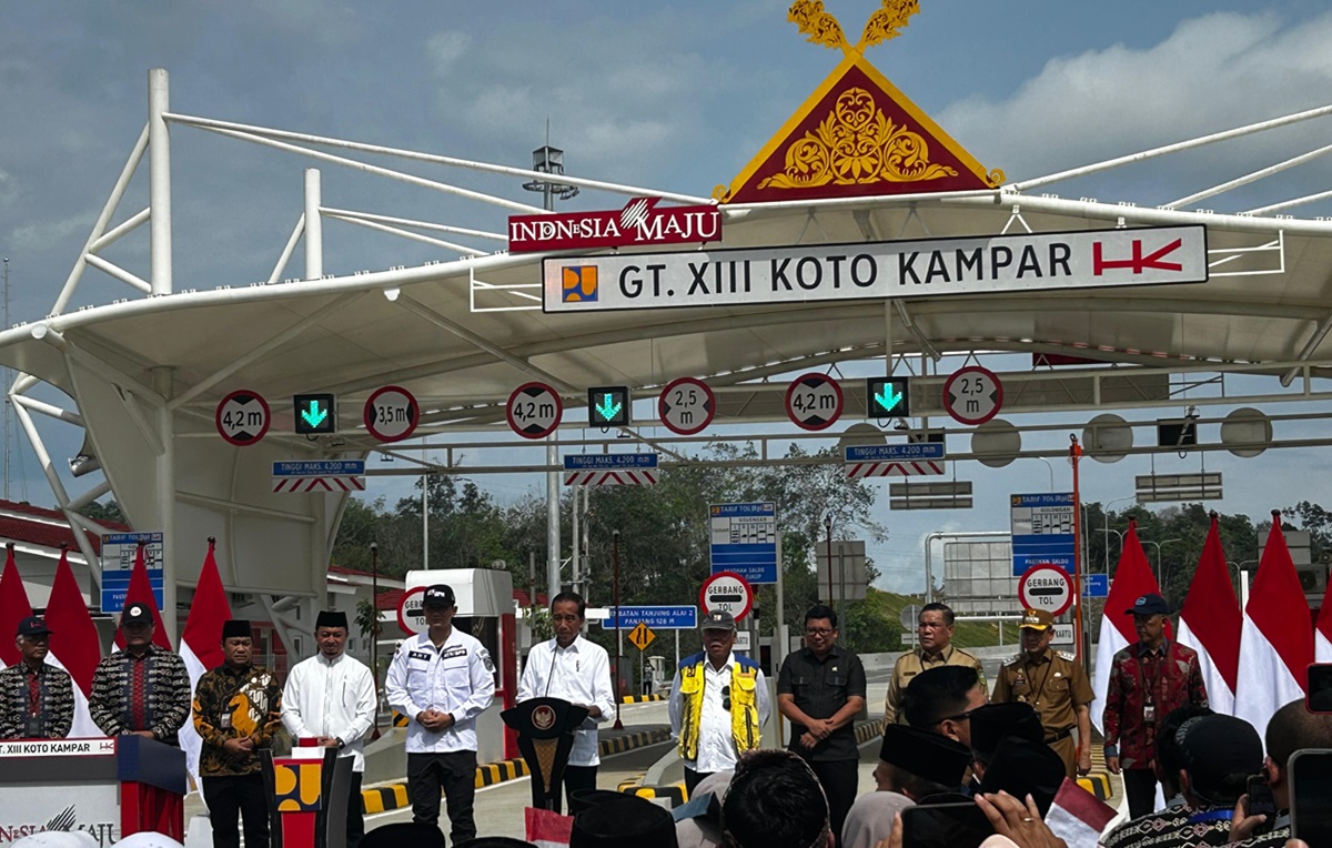 Presiden Joko Widodo mengumumkan Provinsi Riau telah menyelesaikan pembangunan dan perbaikan 10 ruas jalan provinsi sepanjang 63 km