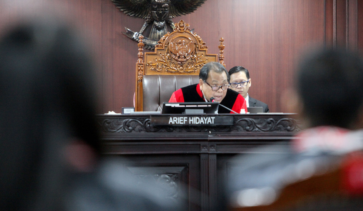Ketua majelis sidang Arief Hidayat memimpin panel sidang PHPU PIleg 2024.