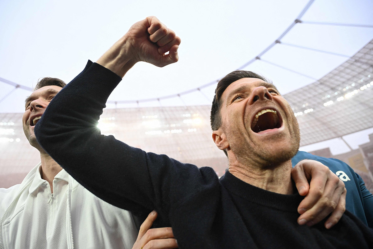 Xabi Alonso (kanan).