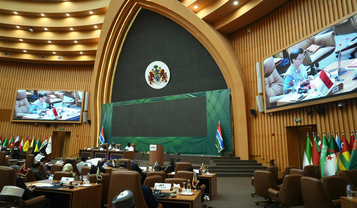 Menteri Luar Negeri Indonesia Retno Marsudi berbicara di KTT OKI di Gambia.