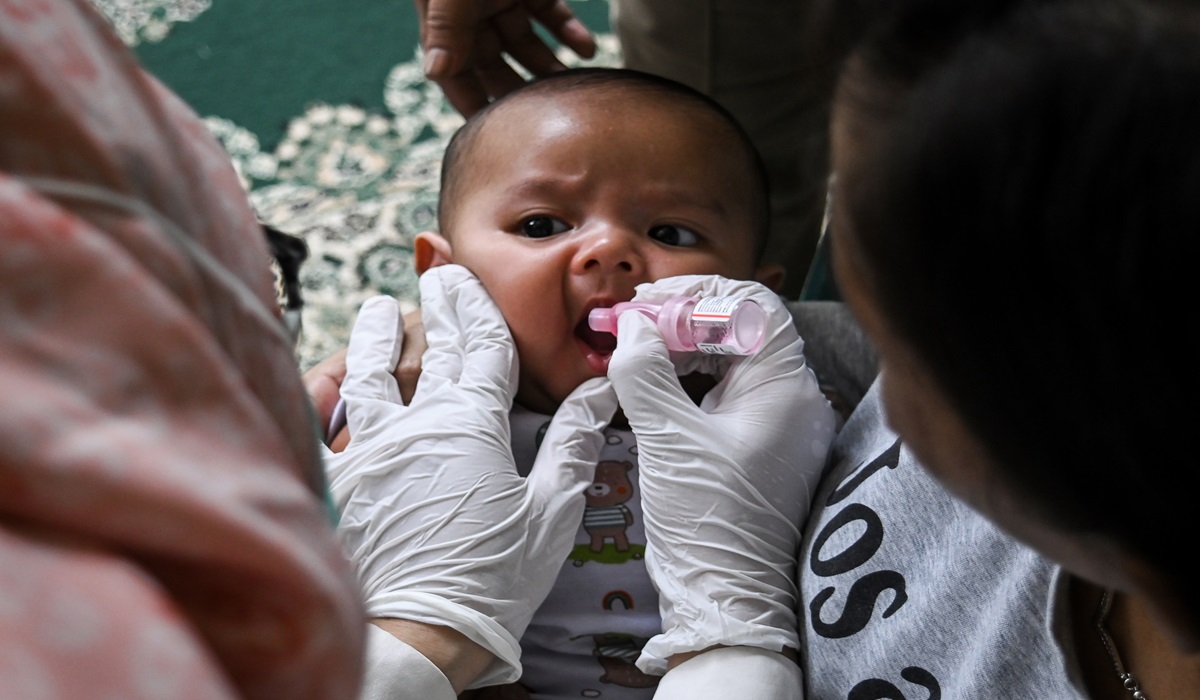 Petugas kesehatan memberikan imunisasi vaksin rotavirus kepada seorang anak di Cipondoh, Tangerang, Banten