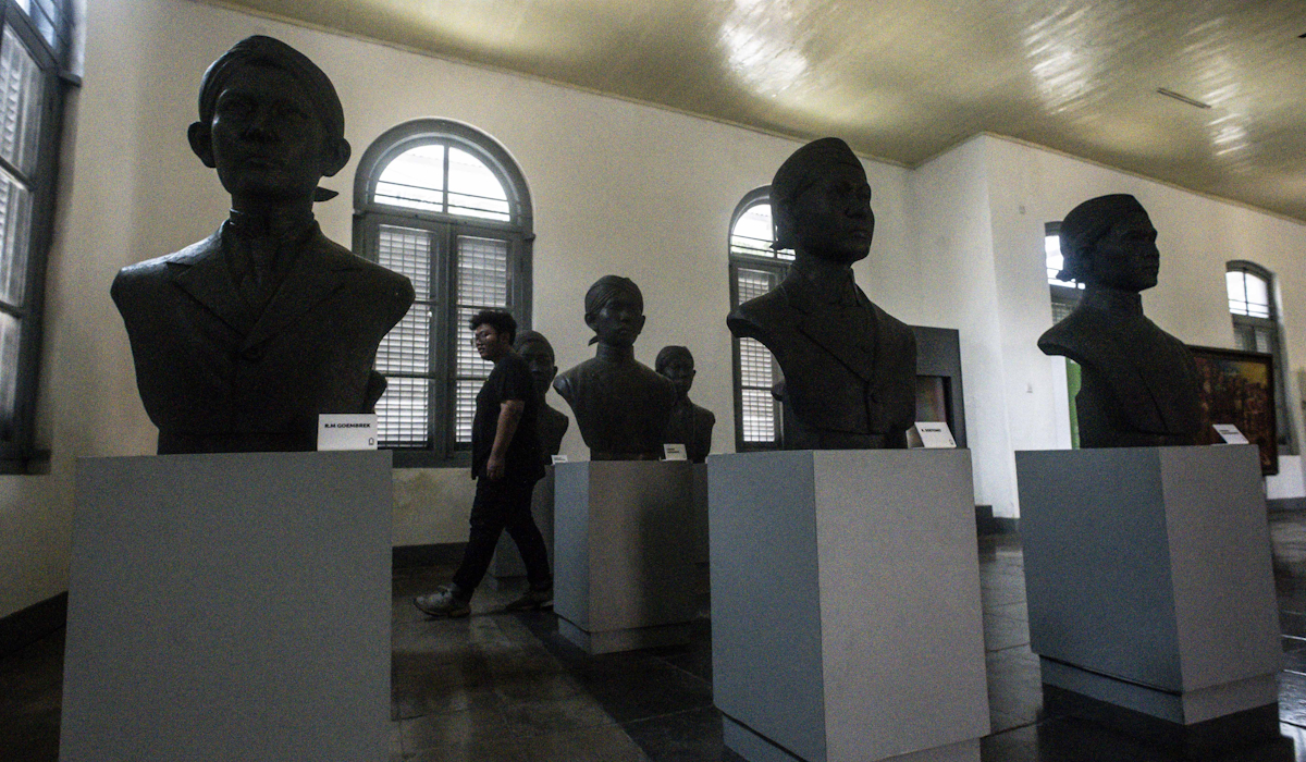 Pengunjung melihat patung tokoh pergerakan di Museum Kebangkitan Nasional, Jakarta 