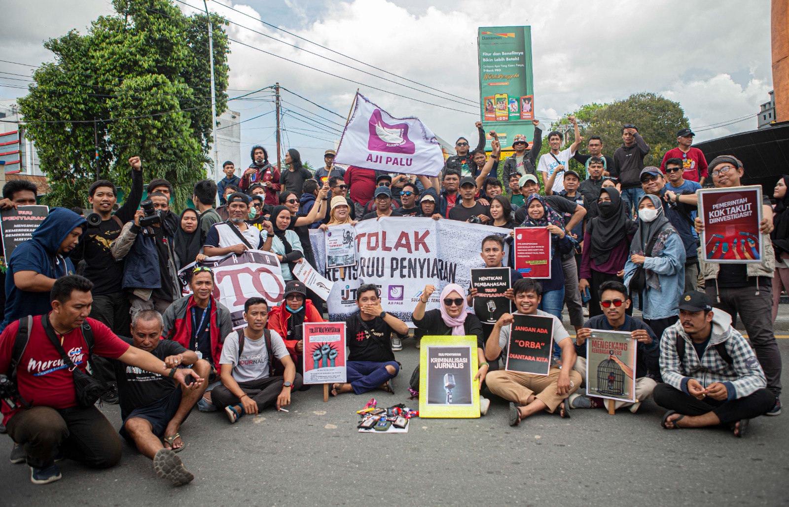 Puluhan jurnalis yang tergabung dalam Aliansi Jurnalis Sulawesi Tengah menggelar unjuk rasa menolak RUU 32/2002 tentang Penyiaran di Palu, S
